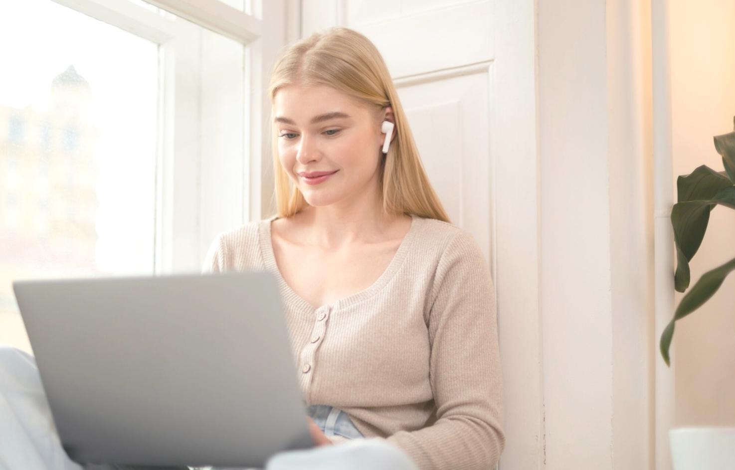 Equipo de profesionales financieros trabajando colaborativamente