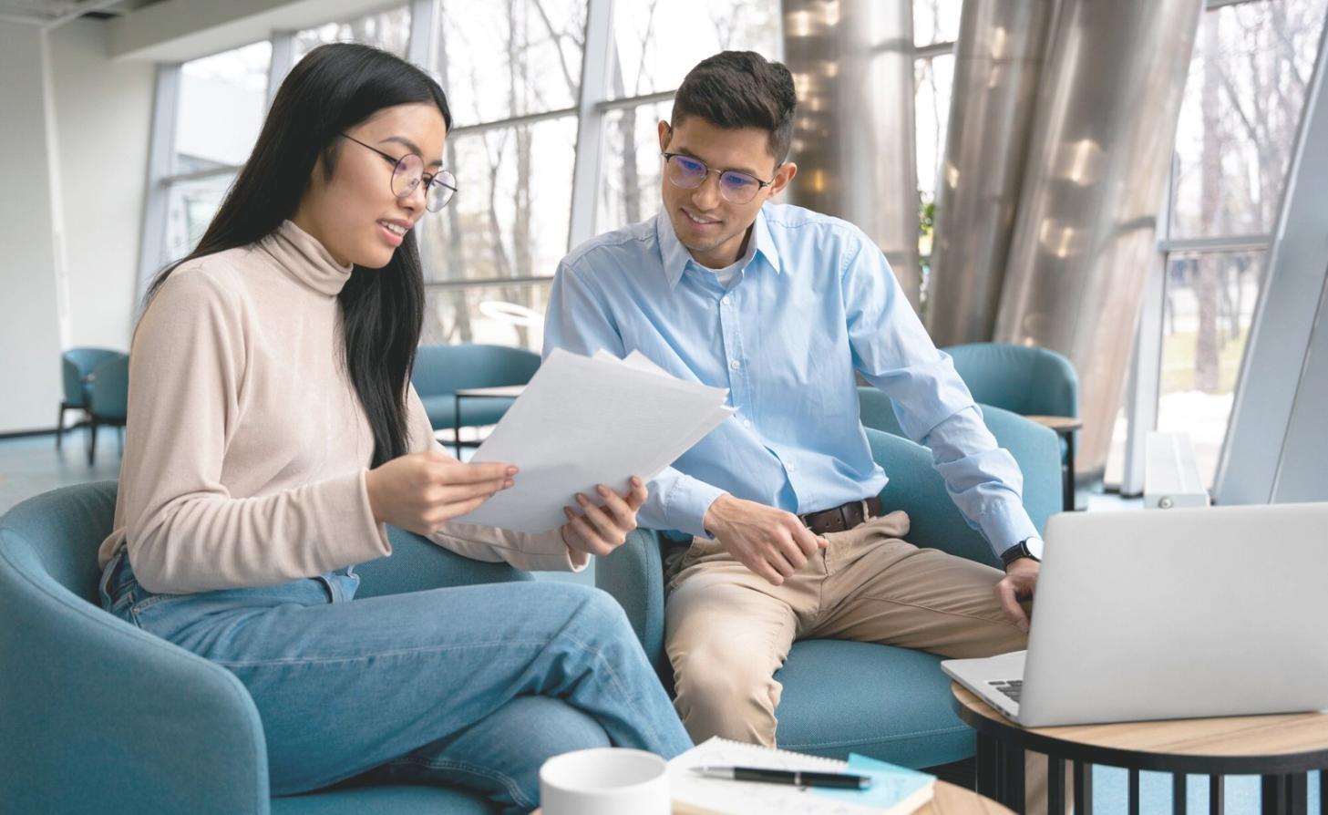 Equipo de nivorrieos trabajando en soluciones de presupuestación anual