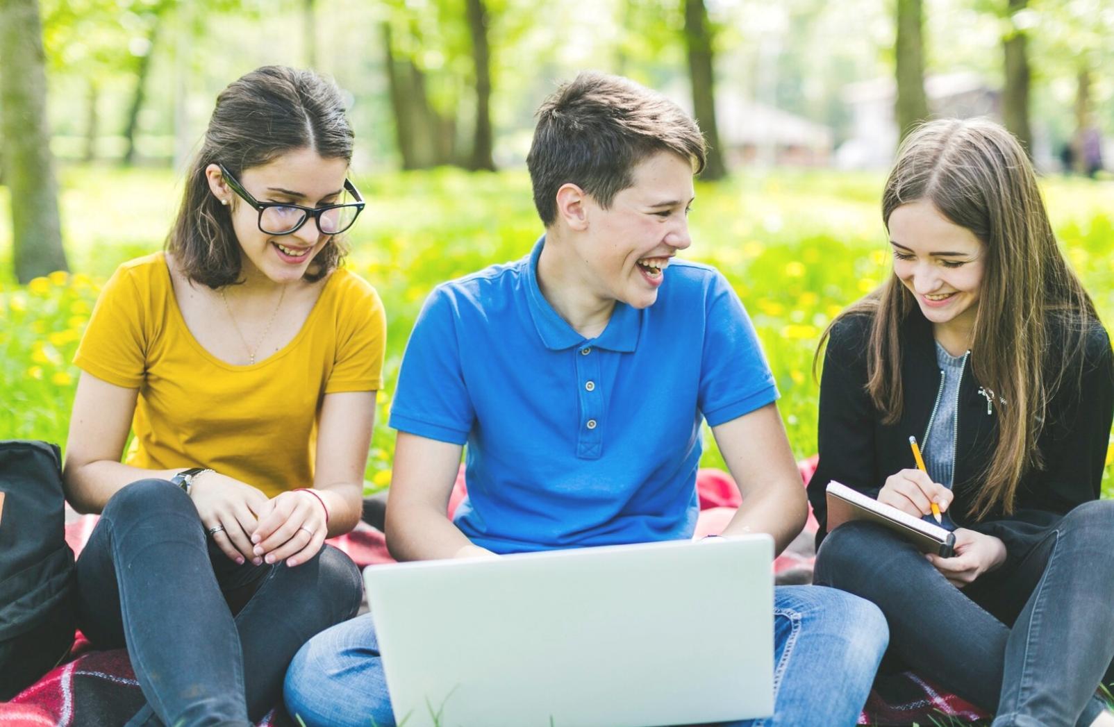 Oficina moderna con documentos financieros y calculadoras