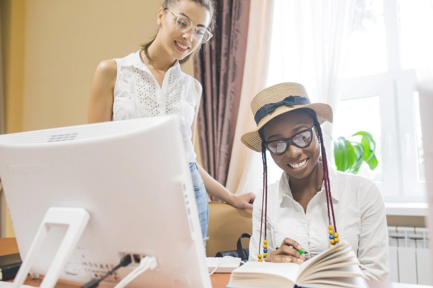 Equipo de consultores financieros en sesión de trabajo